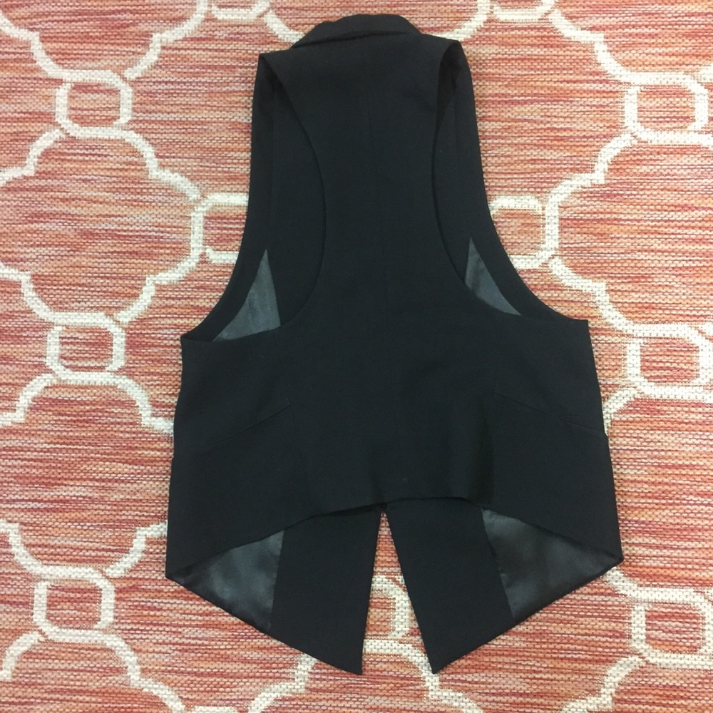 Cabi #692 racerback black vest M (E4) - Picture 4 of 4